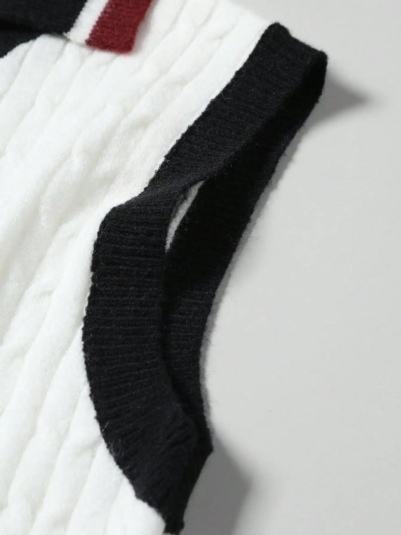 Men's V-Neck Cable Knit Sweater Vest with Contrast Trim, Casual Fall Winter Wear